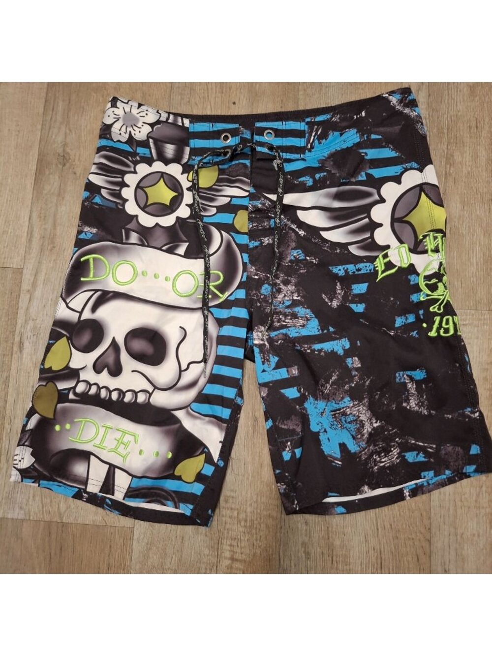 Ed Hardy Mens Do Or Die Graphic Surf Shorts Floral Design Blue/Black Size 38